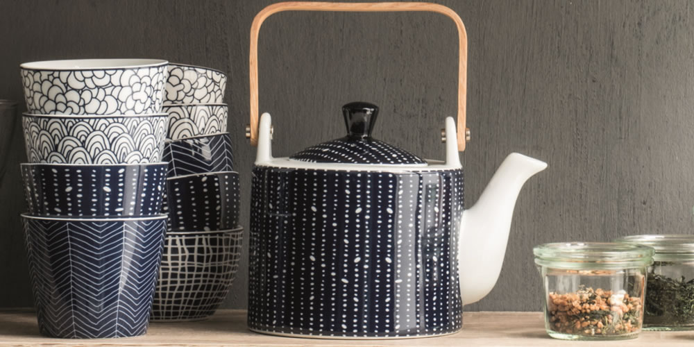 Set of teapot with tea cups