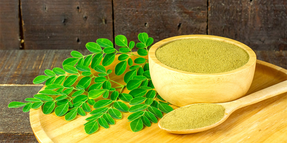 Nahrungsergänzungsmittel Moringa Kraut auf einem Tisch